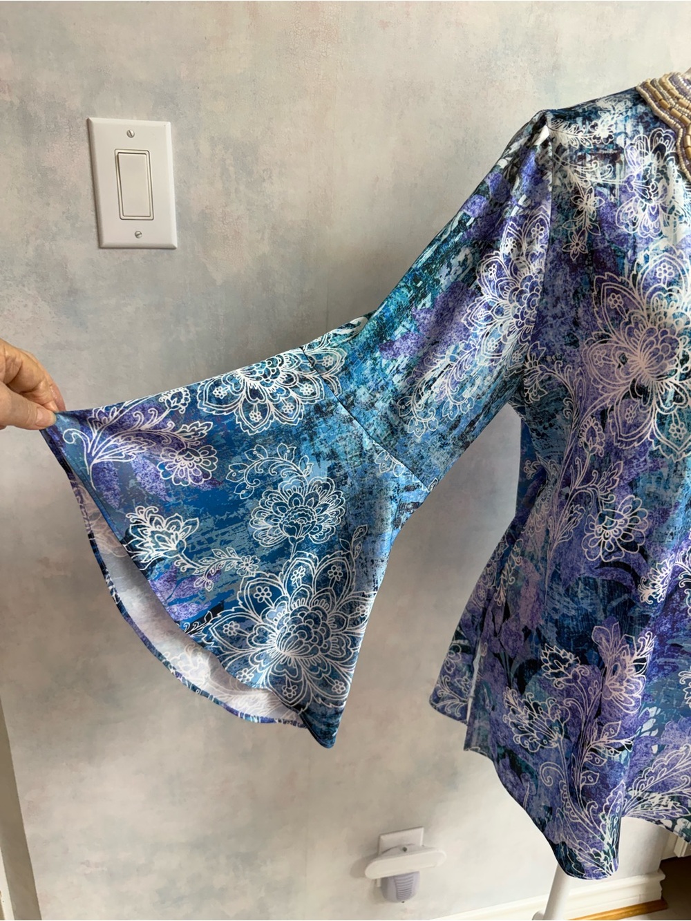NWOT Susan Graver L Tunic w/Beaded Neckline & Bell Sleeves, Very Colorful Floral